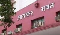 आयकर विभाग की छापेमारी में के दौरान मिली महंगी विदेशी शराब