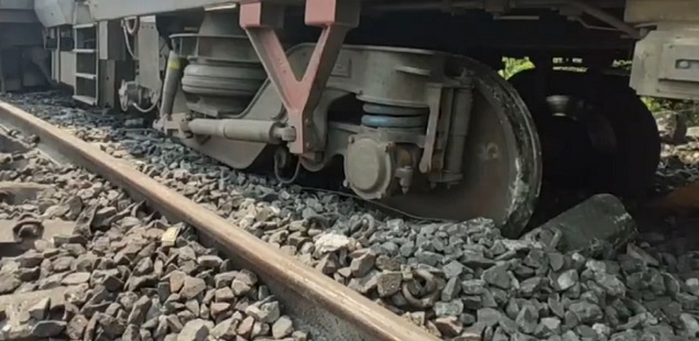 Kamakhya Express Derailed: ओडिशा में रेल हादसा, कामाख्या एक्सप्रेस के 11 AC डिब्बे बेपटरी-Video 1 Kamakhya Express Derailed: ओडिशा में रेल हादसा, कामाख्या एक्सप्रेस के 11 AC डिब्बे बेपटरी-Video