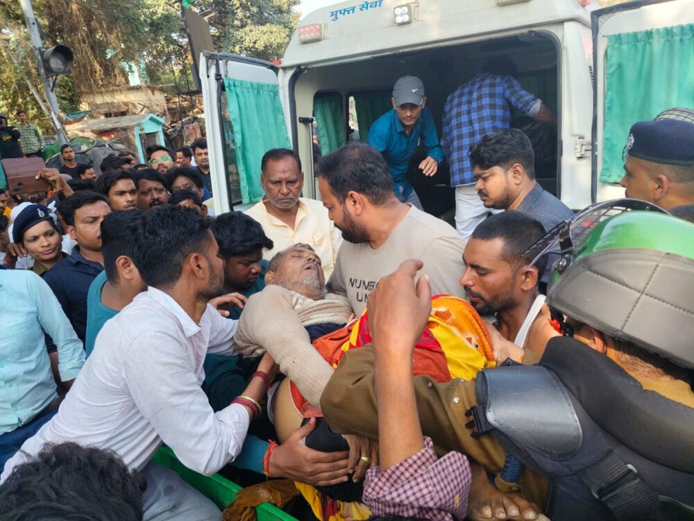 Bihar News: बिहार के भागलपुर में अतिक्रमण हटाने के दौरान घबराया फल विक्रेता, दिल का दौरा पड़ने से मौत, मचा बवाल 1 Bihar News: बिहार के भागलपुर में अतिक्रमण हटाने के दौरान घबराया फल विक्रेता, दिल का दौरा पड़ने से मौत, मचा बवाल