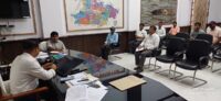 खेलो इंडिया की तैयारी को लेकर बैठक करते डीएम
