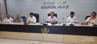 समीक्षा बैठक करते भागलपुर डीएम