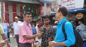 Malda Town: मालदा टाउन स्टेशन पर यात्रियों को गुलाब फूल देकर स्वच्छता के प्रति किया जागरूक