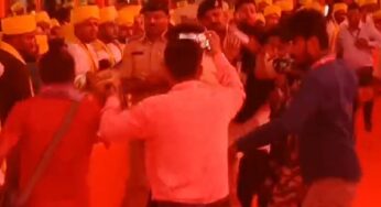 Video: राज्यपाल की सुरक्षा में भारी चूक, मंच के पास पहुंचकर छात्र ने की नारेबाजी, शिकायत की पर्चियां उड़ाईं