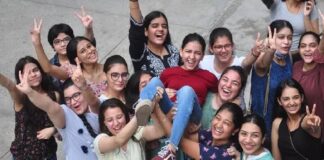 छात्राओं में खुशी