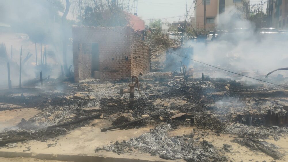 Video: बिहार के भागलपुर में लगी आग, चंद मिनटों में आधा दर्जन झोपड़ी हुई खाक 1 Video: बिहार के भागलपुर में लगी आग, चंद मिनटों में आधा दर्जन झोपड़ी हुई खाक