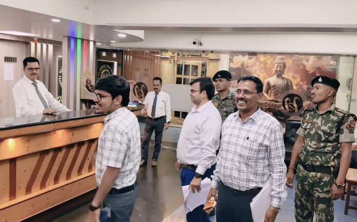 होटलों की जांच करते डीडीसी