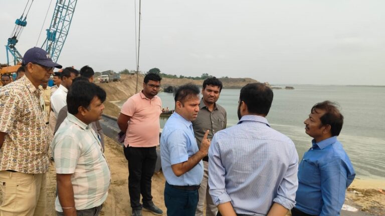 Bhagalpur: डीएम ने इस्माइलपुर में तटबंध निर्माण कार्य का लिया जायजा, गुणवत्ता और समय सीमा पर जोर