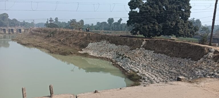 Bihar News: बिहार के इस नदी का तटबंध क्षतिग्रस्त, डेढ़ दर्जन गांवों पर मंडरा रहा बाढ़ का खतरा, ग्रामीण भयभीत