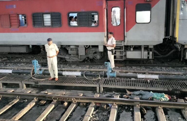 Bhagalpur News: भागलपुर में रेलवे ट्रैक किनारे मिली सिर कटी लाश, मौत पर गहराया रहस्य