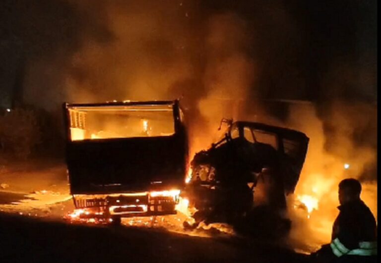 Bihar News: भागलपुर में ड्राइवर जिंदा जला, ट्रक और हाइवा की भीषण टक्कर में लगी आग, NH-31 जाम
