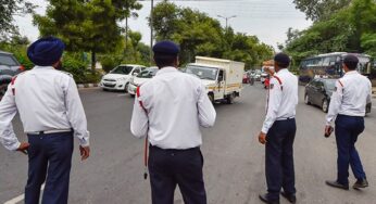 Delhi News: दिल्ली में सभी वाहनों के लिए रंगीन फ्यूल स्टीकर अनिवार्य, नहीं तो भरना पड़ेगा मोटा चालान