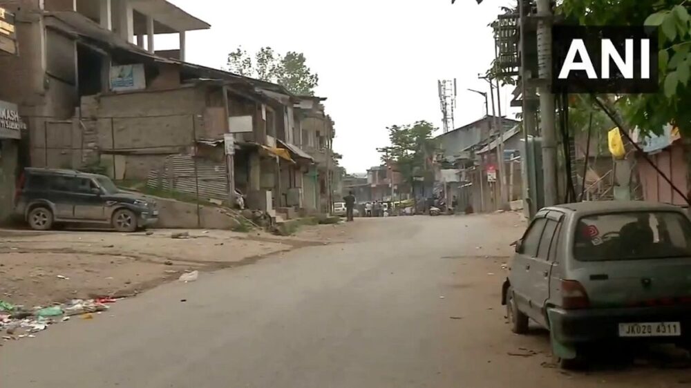 LOC Video: पाकिस्तानी गोलाबारी से LOC के पास गांवों में सन्नाटा, भारतीय सेना का मुंहतोड़ जवाब locE0A495E0A587E0A4AAE0A4BEE0A4B8E0A497E0A4BEE0A482E0A4B5E0A58BE0A482E0A4AEE0A587E0A482E0A4B8E0A4A8E0A58DE0A4A8E0A4BEE0A49FE0A4BE2363123263439184365