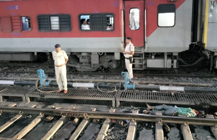 भागलपुर में रेलवे ट्रैक किनारे मिली सिर कटी लाश