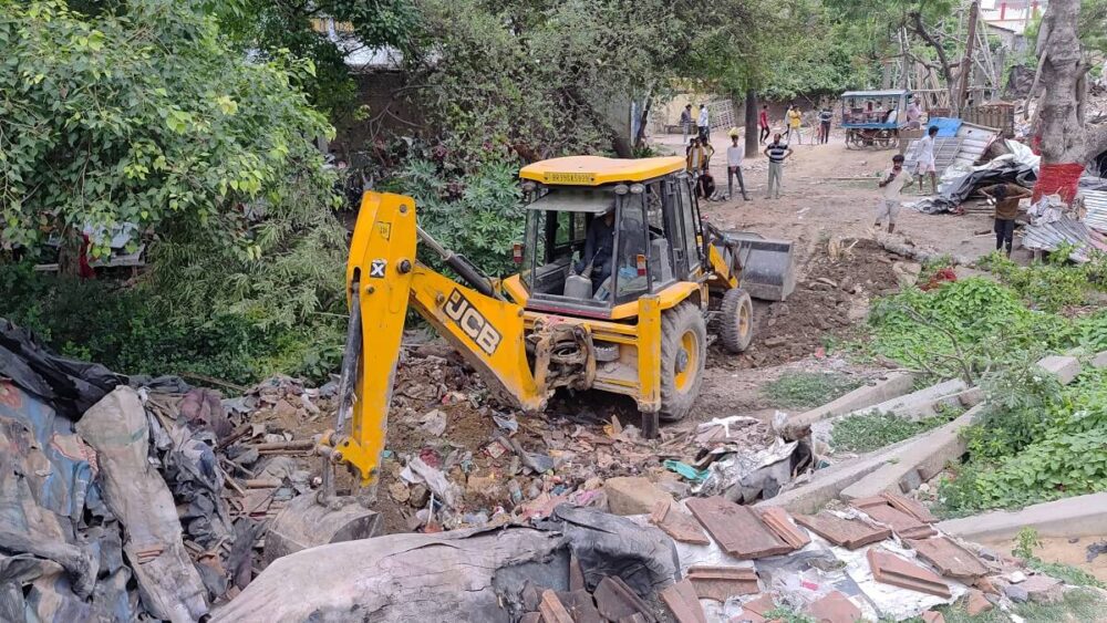भागलपुर में बुलडोजर की चाल थमी