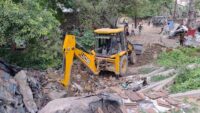 भागलपुर में बुलडोजर की चाल थमी