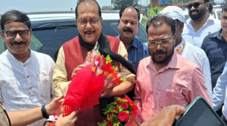 पहाड़ी गांव में मंत्री बने शिक्षक: बच्चों को पढ़ाने पहुंचे वित्त मंत्री राधाकृष्ण किशोर