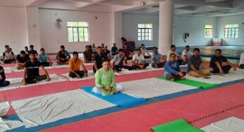 Bhagalpur News: योगाभ्यास में शामिल हुए डीएम, युवाओं को किया वोटिंग के लिए प्रेरित
