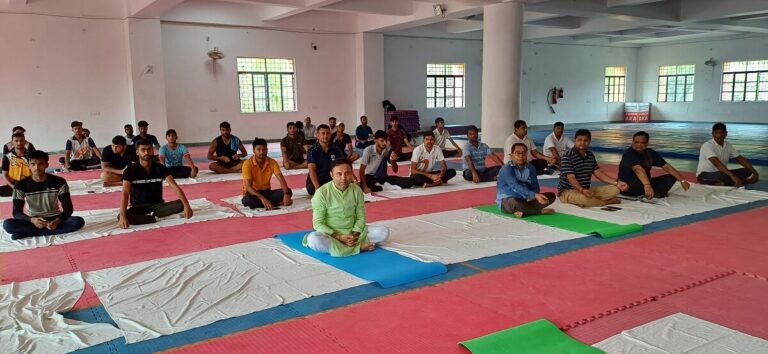 Bhagalpur News: योगाभ्यास में शामिल हुए डीएम, युवाओं को किया वोटिंग के लिए प्रेरित Bhagalpur News: योगाभ्यास में शामिल हुए डीएम, युवाओं को किया वोटिंग के लिए प्रेरित