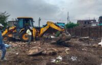 रेलवे ट्रैक पर अतिक्रमण हटाने की बड़ी कार्रवाई