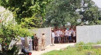 Bihar School: यूनिफॉर्म नहीं पहना तो परीक्षा से बाहर, छात्रों ने घेरा स्कूल