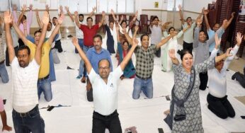 Howrah: हावड़ा रेल मंडल में योग कार्यशाला, कर्मचारियों ने सीखा तनावमुक्त रहने का मंत्र