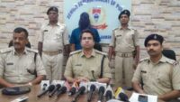 पुलिस ने दबोचा युवक, 2 देसी पिस्टल बरामद