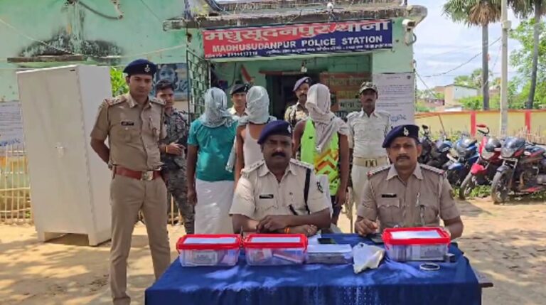 Bihar Crime: भागलपुर में नशे का अड्डा उजागर, ब्राउन शुगर-हथियार के साथ 3 तस्कर गिरफ्तार Bihar Crime: भागलपुर में नशे का अड्डा उजागर, ब्राउन शुगर-हथियार के साथ 3 तस्कर गिरफ्तार