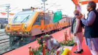 केसरिया वंदे भारत को पीएम मोदी ने दिखाई हरी झंडी