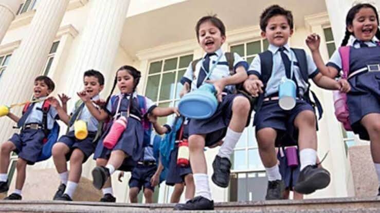 Patna News: स्कूलों में लौटी रौनक; तिलक, हंसी और यादों के साथ शुरू हुआ पढ़ाई का सफर Patna News: स्कूलों में लौटी रौनक; तिलक, हंसी और यादों के साथ शुरू हुआ पढ़ाई का सफर