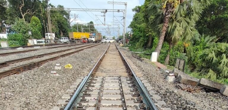 West Bengal: हावड़ा डिवीजन में रेलवे ट्रैक पर हाईटेक सुधार, सेफ्टी और स्पीड दोनों बढ़े West Bengal: हावड़ा डिवीजन में रेलवे ट्रैक पर हाईटेक सुधार, सेफ्टी और स्पीड दोनों बढ़े