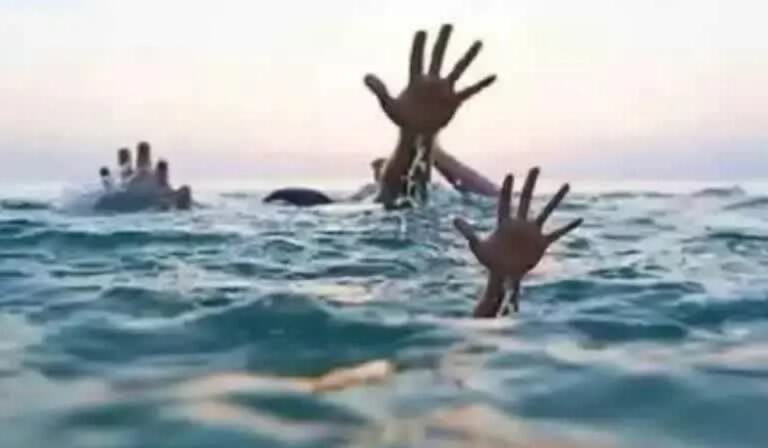 Bihar News: मधुबनी में गंडक नदी में डूबे चार युवक, टेंट धोने के बाद नहाने गए थे, तलाश में जुटी NDRF Bihar News: मधुबनी में गंडक नदी में डूबे चार युवक, टेंट धोने के बाद नहाने गए थे, तलाश में जुटी NDRF