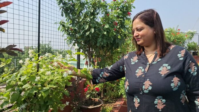 पूनम पांडेय की छत बनी फूलों का संसार