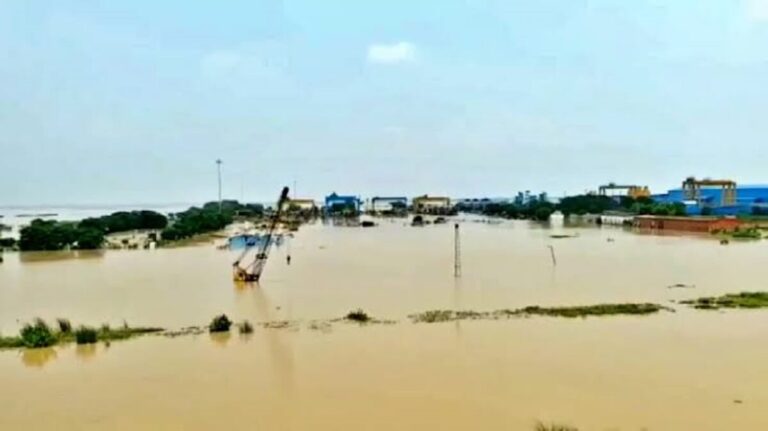 Bihar Flood: पटना में खतरे के निशान से ऊपर बह रही गंगा, दियारा के 78 स्कूल बंद, गांव बने टापू Bihar Flood: पटना में खतरे के निशान से ऊपर बह रही गंगा, दियारा के 78 स्कूल बंद, गांव बने टापू