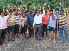 नक्सली इलाके में आधी रात सड़क बनती देख भड़के ग्रामीण