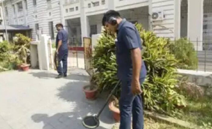 स्कूलों को ईमेल से बम की धमकी