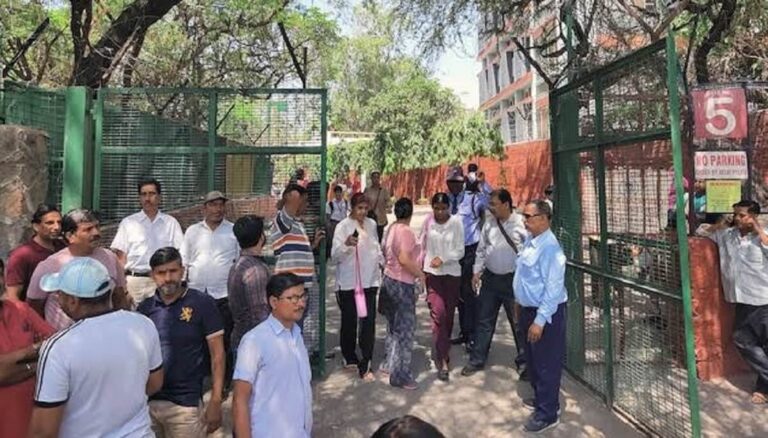 Delhi Schools Bomb Threat: सुबह-सुबह बम की धमकी से कांपी दिल्ली, 4 नामी स्कूलों में मचा हड़कंप Delhi Schools Bomb Threat: सुबह-सुबह बम की धमकी से कांपी दिल्ली, 4 नामी स्कूलों में मचा हड़कंप
