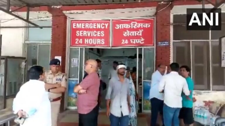 Haridwar: हरिद्वार के मनसा देवी मंदिर में भगदड़, 6 श्रद्धालुओं की मौत, कई घायल Haridwar: हरिद्वार के मनसा देवी मंदिर में भगदड़, 6 श्रद्धालुओं की मौत, कई घायल