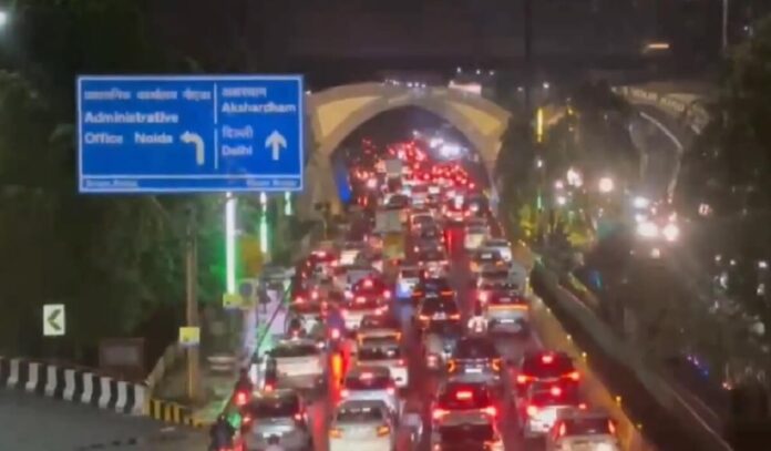दिल्ली-NCR में बारिश ने बिगाड़ी रफ्तार