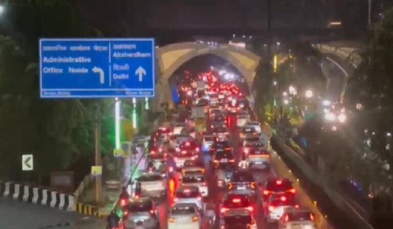 दिल्ली-NCR में बारिश ने बिगाड़ी रफ्तार, सड़कों पर जलभराव और जाम से जनजीवन अस्त-व्यस्त दिल्ली-NCR में बारिश ने बिगाड़ी रफ्तार, सड़कों पर जलभराव और जाम से जनजीवन अस्त-व्यस्त
