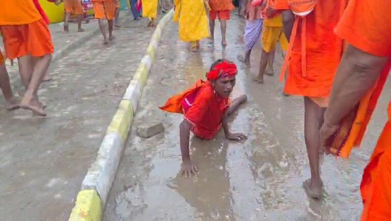 हथेलियों से रेंगते हुए निकला भोले का भक्त, दिव्यांग कांवरिया की तपस्या देख रो पड़े लोग हथेलियों से रेंगते हुए निकला भोले का भक्त, दिव्यांग कांवरिया की तपस्या देख रो पड़े लोग