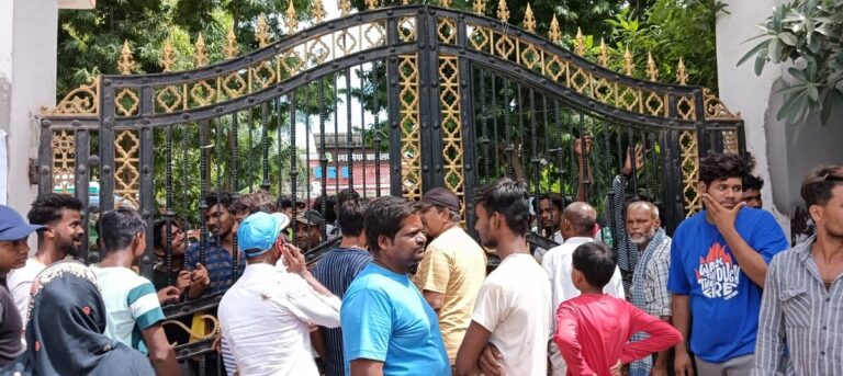 बच्चों को भूखा नहीं देख सकते—भागलपुर में सफाईकर्मियों का फूटा गुस्सा, नगर निगम घेरा बच्चों को भूखा नहीं देख सकते—भागलपुर में सफाईकर्मियों का फूटा गुस्सा, नगर निगम घेरा