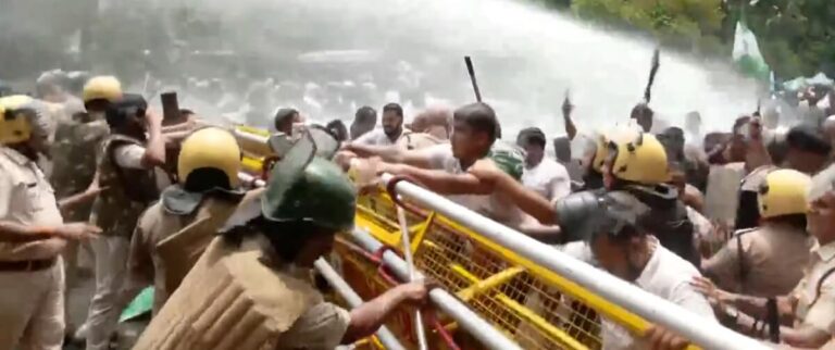 Watch Video: ‘सिर्फ मुआवजा नहीं, न्याय चाहिए’–छात्रा की मौत पर फूटा गुस्सा, पुलिस ने छोड़ी आंसू गैस Watch Video: ‘सिर्फ मुआवजा नहीं, न्याय चाहिए’–छात्रा की मौत पर फूटा गुस्सा, पुलिस ने छोड़ी आंसू गैस