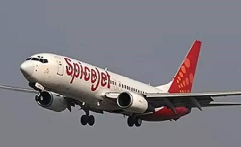 SpiceJet Flight: उड़ान से पहले विमान में हंगामा; 2 यात्रियों ने कॉकपिट में की घुसने की कोशिश, मचा बवाल SpiceJet Flight: उड़ान से पहले विमान में हंगामा; 2 यात्रियों ने कॉकपिट में की घुसने की कोशिश, मचा बवाल