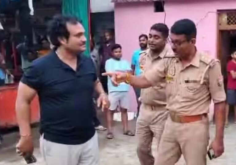 UP News: नशे में चूर ड्रग इंस्पेक्टर की दबंगई, SHO का कॉलर पकड़कर दी धक्का UP News: नशे में चूर ड्रग इंस्पेक्टर की दबंगई, SHO का कॉलर पकड़कर दी धक्का