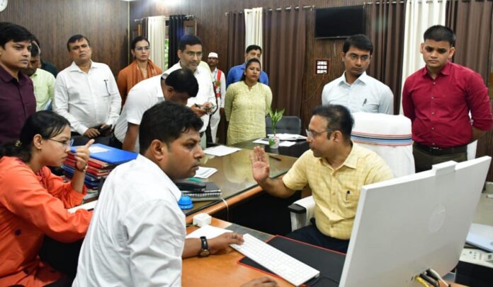 DM ने सदर SDO कार्यालय में SIR कार्यों का लिया जायजा