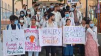 Bhagalpur : इंटर्न डॉक्टरों का ‘ब्लैक रिबन डे’ प्रदर्शन, स्टाइपेंड दोगुना करने की मांग