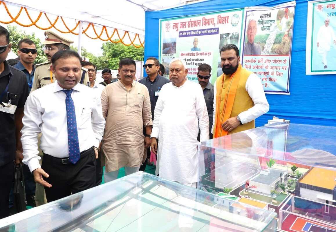Bihar News : नीतीश कुमार ने भागलपुर को दी 301 करोड़ की सौगात, हर छत पर सोलर लगाने का वादा Bihar News : नीतीश कुमार ने भागलपुर को दी 301 करोड़ की सौगात, हर छत पर सोलर लगाने का वादा CM Nitish Kumar 02