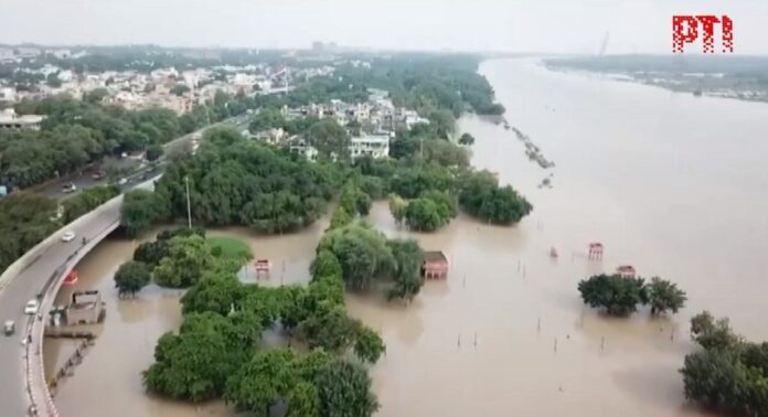 यमुना के उफान से दिल्ली में हड़कंप