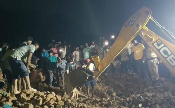 Dhanbad Accident धनबाद के लोदना में जर्जर आवास ढहा