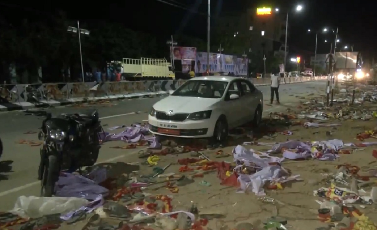 Karur Stampede Video: 39 जिंदगियां खत्म; सामने आया हादसे का वीडियो, फूट-फूटकर रो रहे परिजन Karur Stampede Video: 39 जिंदगियां खत्म; सामने आया हादसे का वीडियो, फूट-फूटकर रो रहे परिजन Karur Stampede